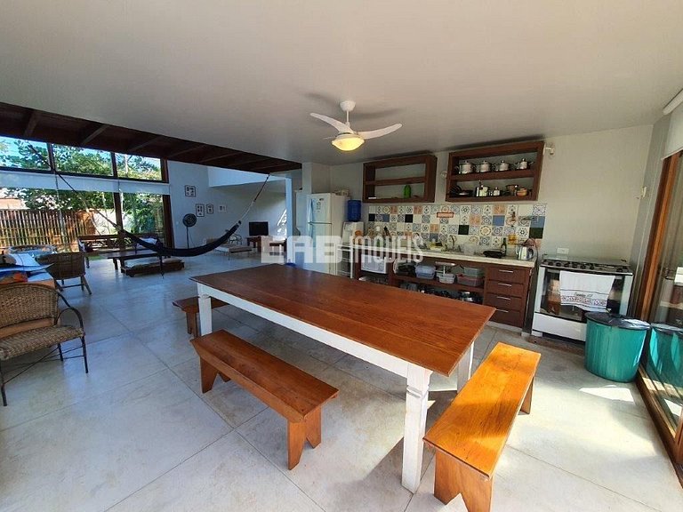 A apenas 100m da praia de Itamambuca, acomodações para 6 pes