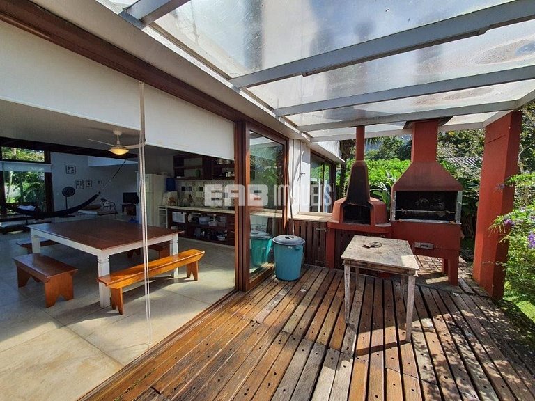 A apenas 100m da praia de Itamambuca, acomodações para 6 pes