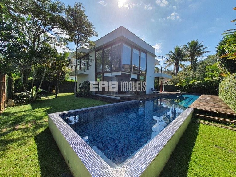 A apenas 100m da praia de Itamambuca, acomodações para 6 pes