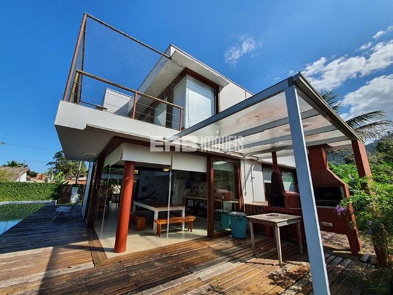 A apenas 100m da praia de Itamambuca, acomodações para 6 pes