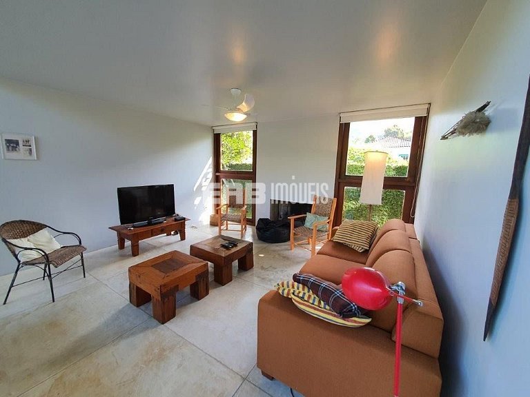 A apenas 100m da praia de Itamambuca, acomodações para 6 pes