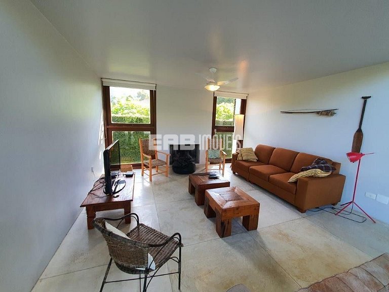 A apenas 100m da praia de Itamambuca, acomodações para 6 pes