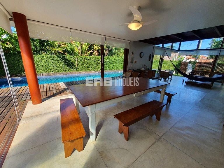 A apenas 100m da praia de Itamambuca, acomodações para 6 pes