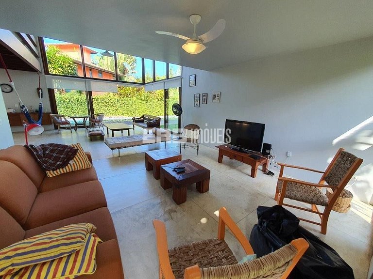 A apenas 100m da praia de Itamambuca, acomodações para 6 pes