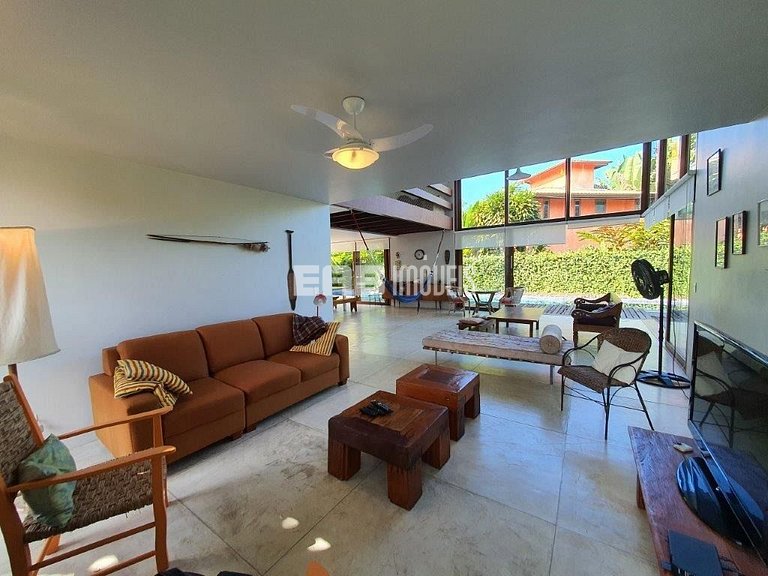 A apenas 100m da praia de Itamambuca, acomodações para 6 pes