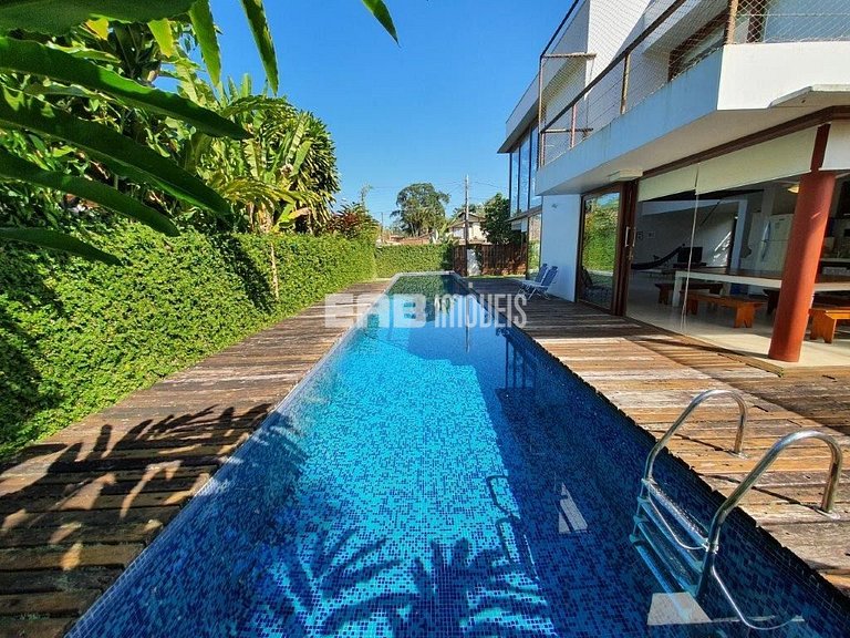 A apenas 100m da praia de Itamambuca, acomodações para 6 pes