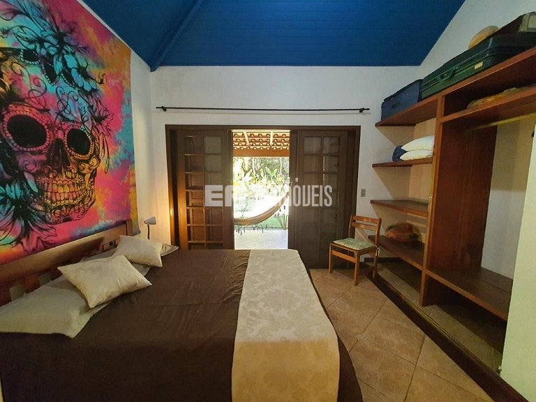 Casa com 5 dormitórios, churrasqueira e piscina a 20m do mar