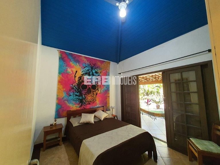 Casa com 5 dormitórios, churrasqueira e piscina a 20m do mar