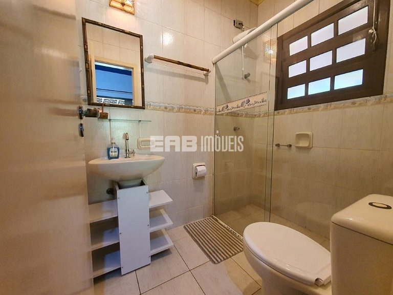 Casa com 5 dormitórios, churrasqueira e piscina a 20m do mar
