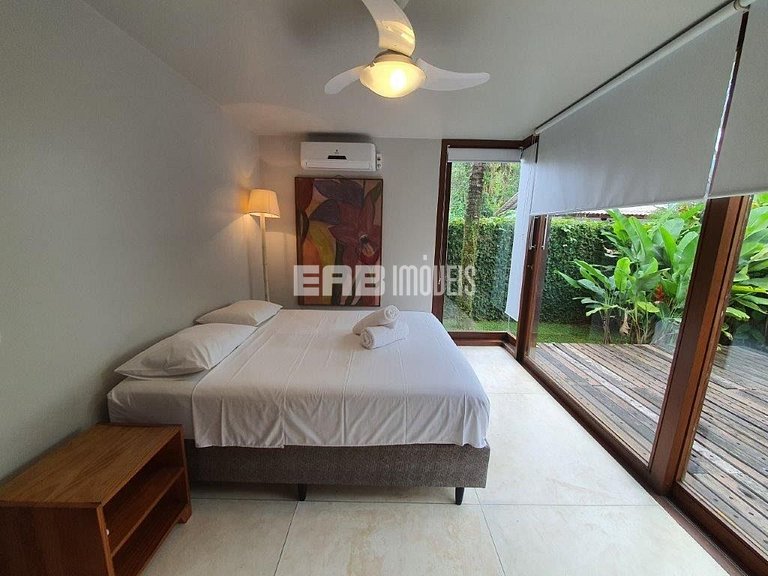 A apenas 100m da praia de Itamambuca, acomodações para 6 pes