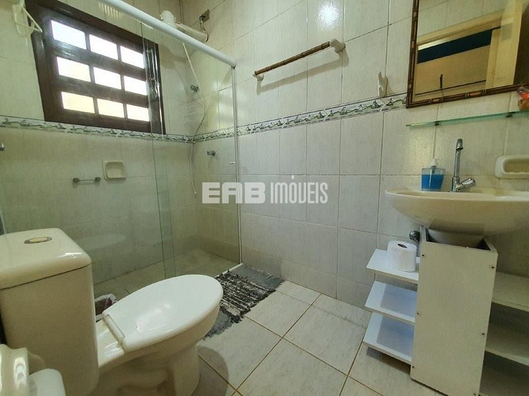 Casa com 5 dormitórios, churrasqueira e piscina a 20m do mar
