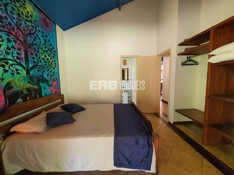 Casa com 5 dormitórios, churrasqueira e piscina a 20m do mar