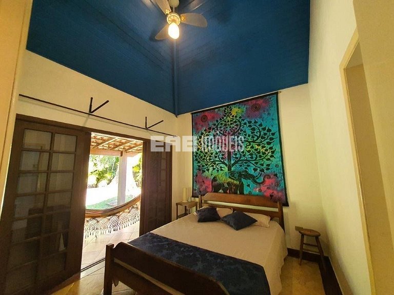 Casa com 5 dormitórios, churrasqueira e piscina a 20m do mar