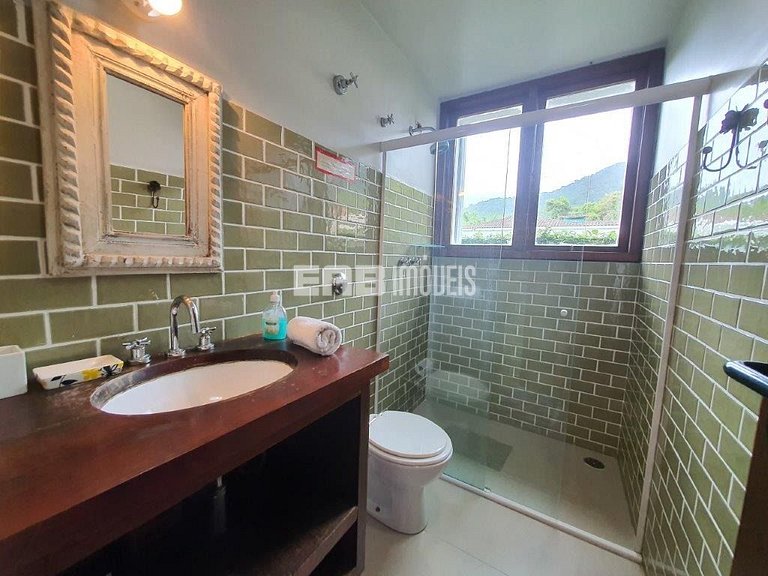 A apenas 100m da praia de Itamambuca, acomodações para 6 pes