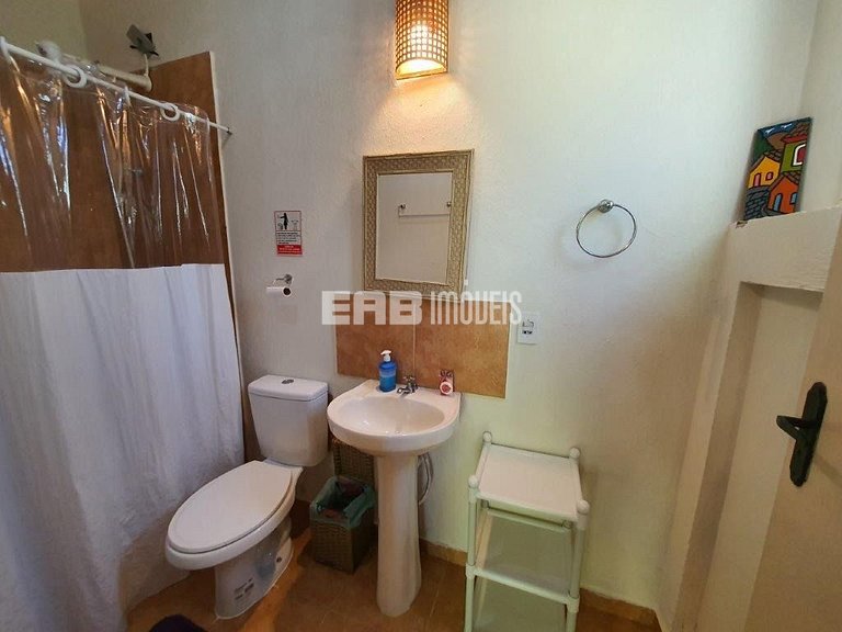 Casa com 5 dormitórios, churrasqueira e piscina a 20m do mar