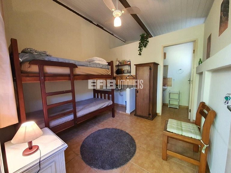 Casa com 5 dormitórios, churrasqueira e piscina a 20m do mar