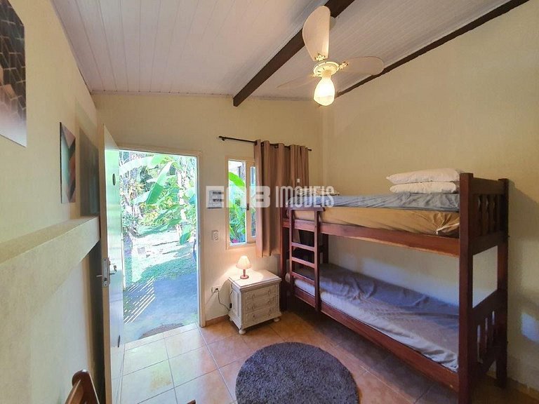 Casa com 5 dormitórios, churrasqueira e piscina a 20m do mar