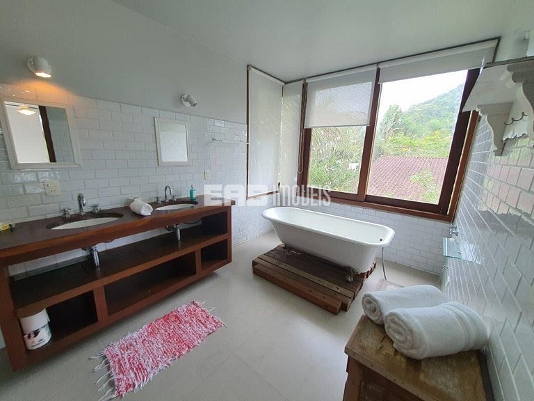 A apenas 100m da praia de Itamambuca, acomodações para 6 pes