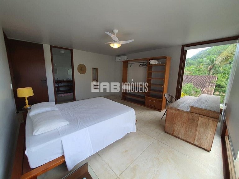 A apenas 100m da praia de Itamambuca, acomodações para 6 pes