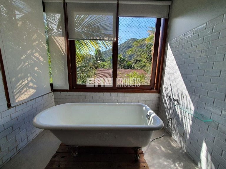 A apenas 100m da praia de Itamambuca, acomodações para 6 pes