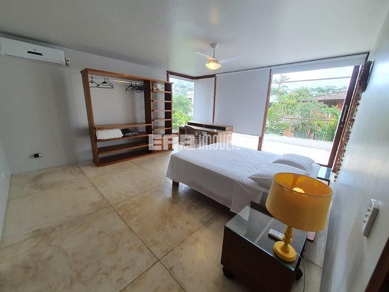 A apenas 100m da praia de Itamambuca, acomodações para 6 pes