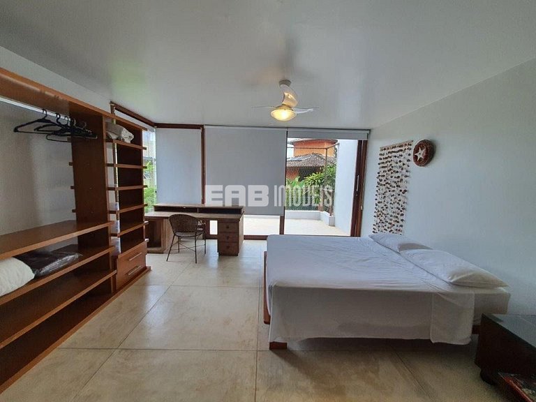 A apenas 100m da praia de Itamambuca, acomodações para 6 pes