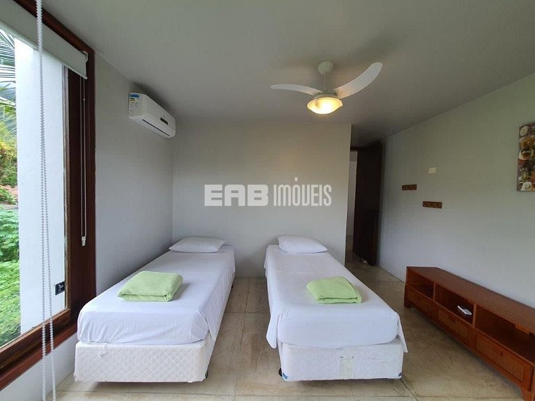 A apenas 100m da praia de Itamambuca, acomodações para 6 pes