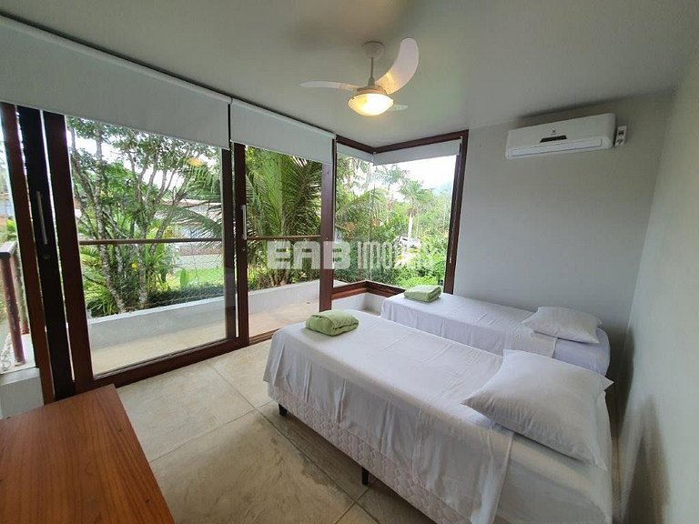 A apenas 100m da praia de Itamambuca, acomodações para 6 pes