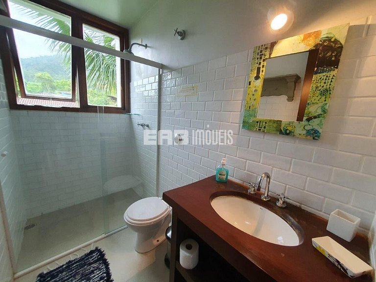 A apenas 100m da praia de Itamambuca, acomodações para 6 pes