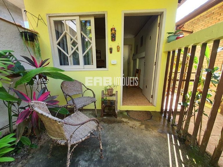 Casa com 5 dormitórios, churrasqueira e piscina a 20m do mar