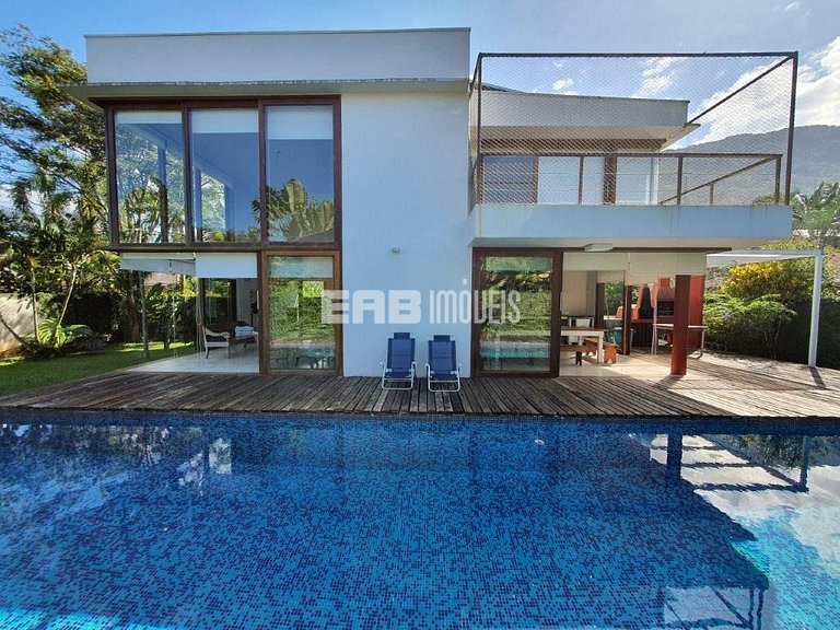 A apenas 100m da praia de Itamambuca, acomodações para 6 pes