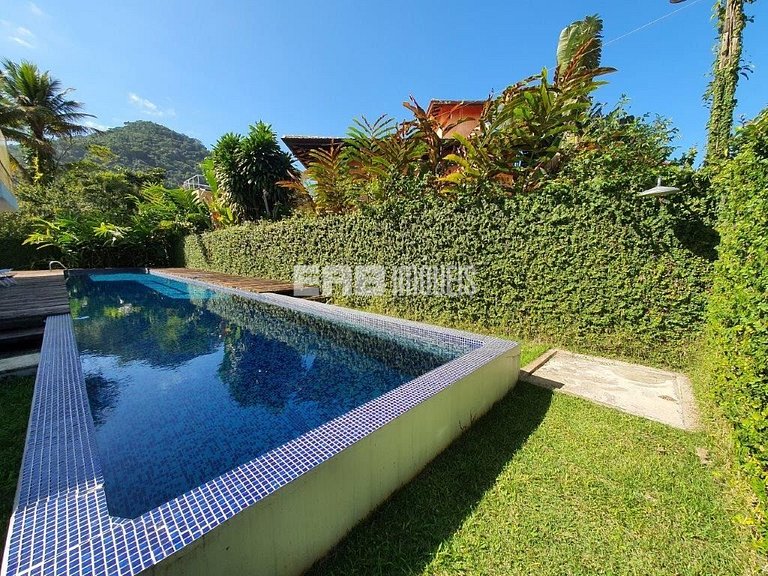 A apenas 100m da praia de Itamambuca, acomodações para 6 pes