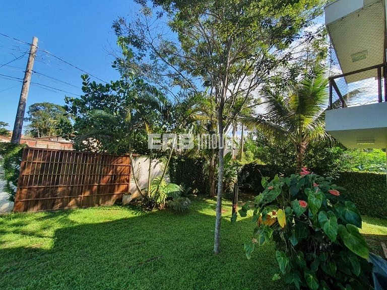 A apenas 100m da praia de Itamambuca, acomodações para 6 pes