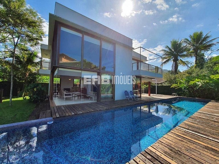 A apenas 100m da praia de Itamambuca, acomodações para 6 pes