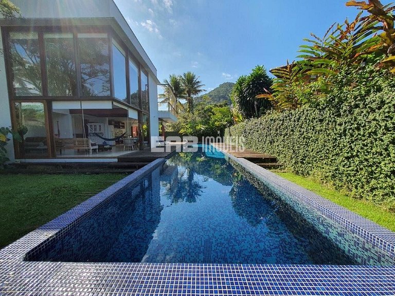 A apenas 100m da praia de Itamambuca, acomodações para 6 pes