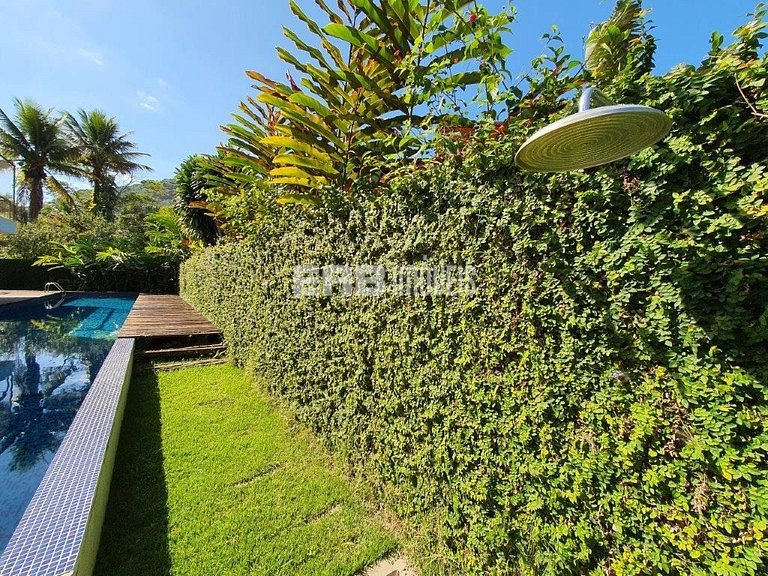 A apenas 100m da praia de Itamambuca, acomodações para 6 pes