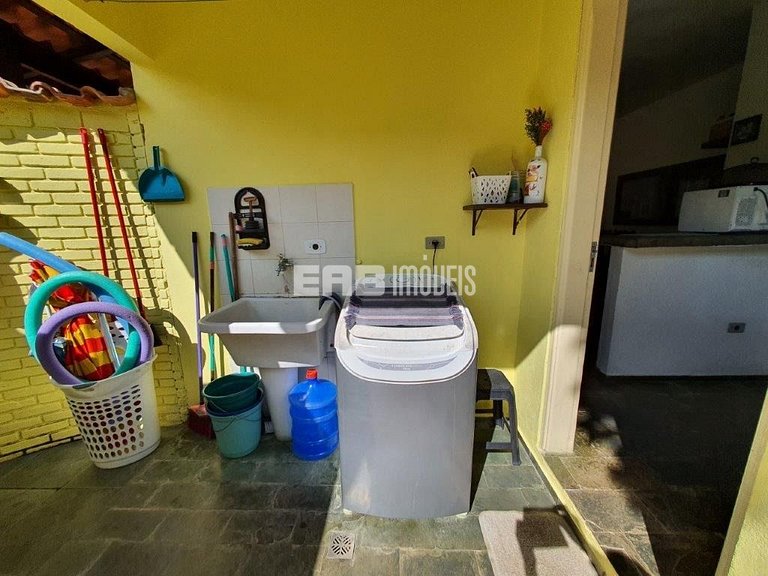 Casa com 5 dormitórios, churrasqueira e piscina a 20m do mar