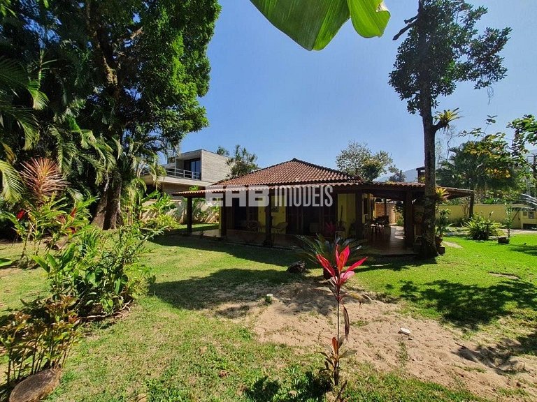 Casa com 5 dormitórios, churrasqueira e piscina a 20m do mar