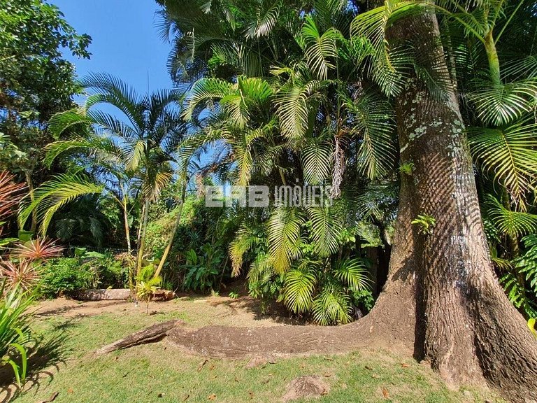 Casa com 5 dormitórios, churrasqueira e piscina a 20m do mar