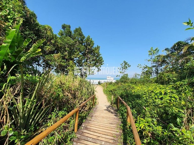 Casa com 5 dormitórios, churrasqueira e piscina a 20m do mar