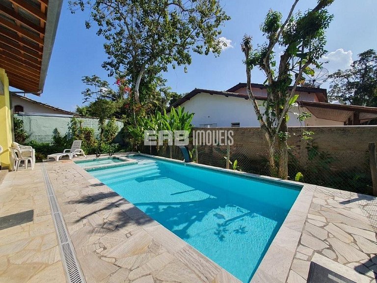 Casa com 5 dormitórios, churrasqueira e piscina a 20m do mar