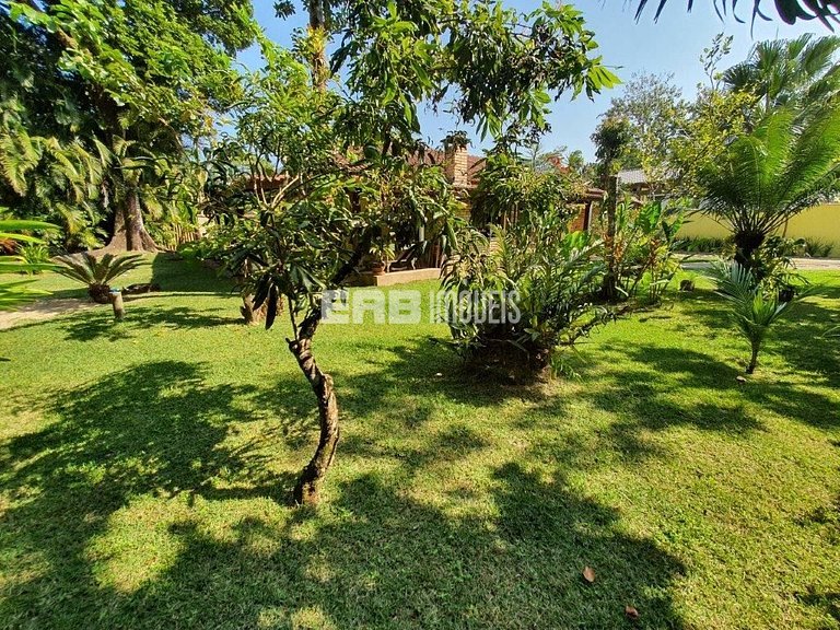 Casa com 5 dormitórios, churrasqueira e piscina a 20m do mar