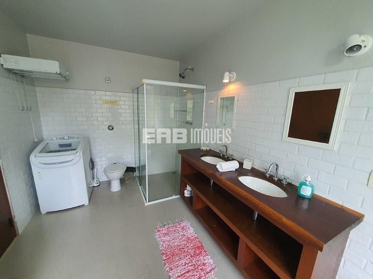 A apenas 100m da praia de Itamambuca, acomodações para 6 pes