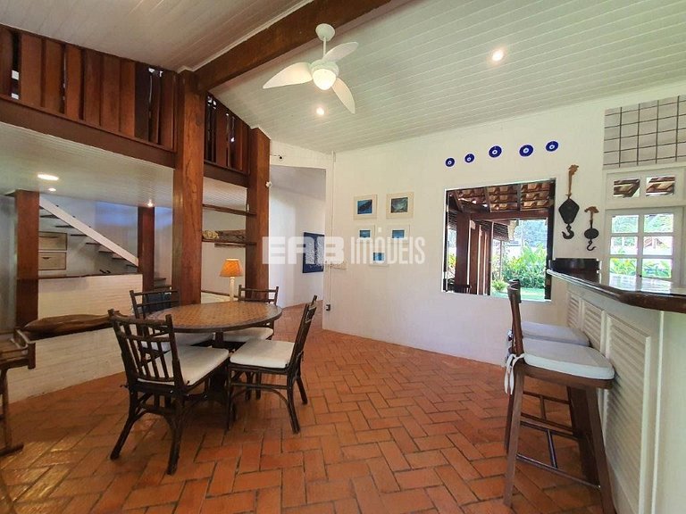 Casa com 2 suítes, piscina, churrasqueira e ar condicionado