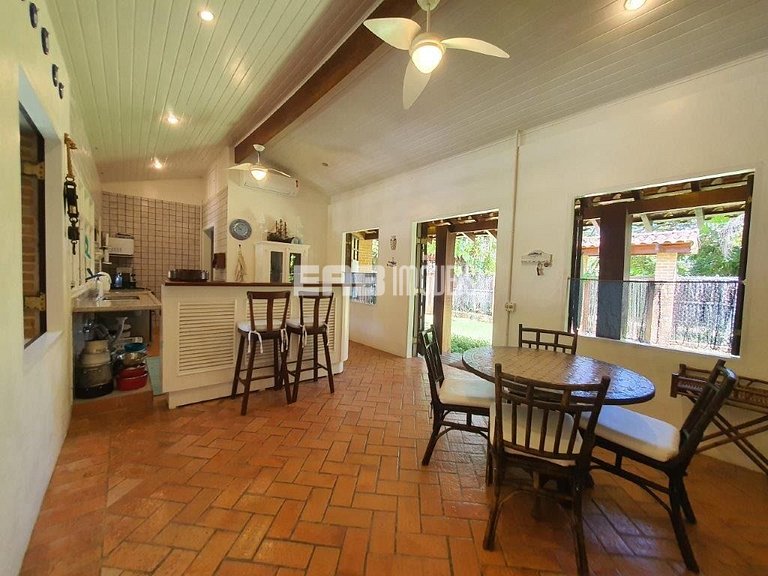 Casa com 2 suítes, piscina, churrasqueira e ar condicionado