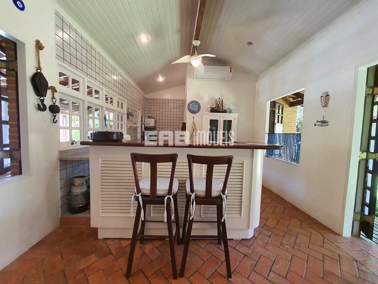 Casa com 2 suítes, piscina, churrasqueira e ar condicionado