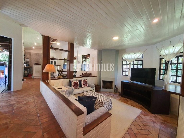 Casa com 2 suítes, piscina, churrasqueira e ar condicionado