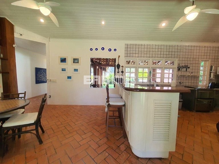 Casa com 2 suítes, piscina, churrasqueira e ar condicionado