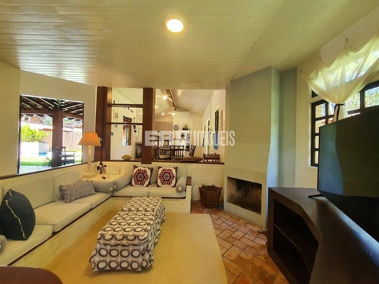 Casa com 2 suítes, piscina, churrasqueira e ar condicionado