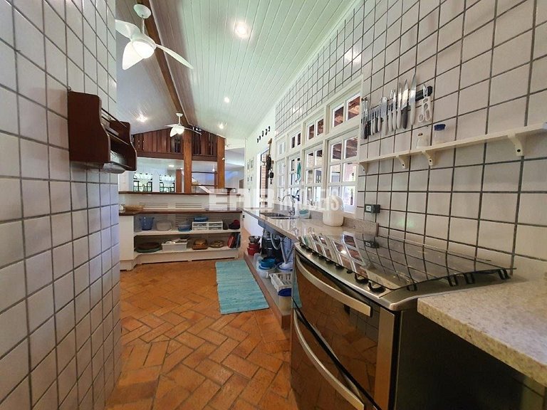 Casa com 2 suítes, piscina, churrasqueira e ar condicionado